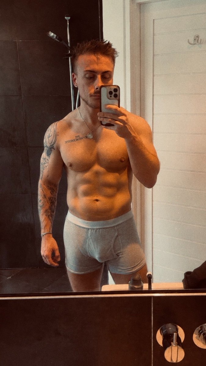 Jonkfitness's tweet photo. Acceptable attire for this heat https://t.co/EcDrT3FaBi