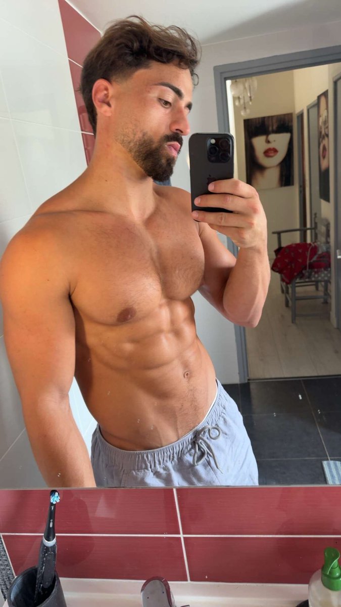 flex_uri's tweet photo. Nouvelle coupe de cheveux tu aimes ? https://t.co/CjBOLQFgJE