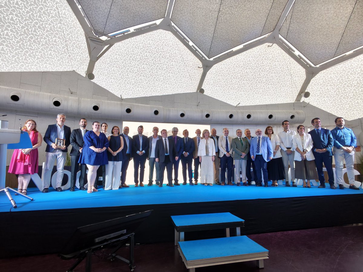 CPIICyL's tweet photo. Q la #NocheInformáticaCyL refuerce un compromiso firme con el futuro tecnológico de Castilla y León. 💡💻 Juntos, profesionales, instituciones y empresas construyendo una comunidad fuerte y próspera. 🚀 ¡Nos vemos el próximo año! @CPIICyL #IndustriaTIC #TransformaciónDigital https://t.co/FAAahhGHPC