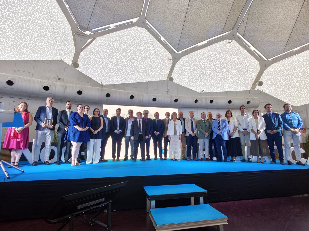 CPIICyL's tweet photo. Q la #NocheInformáticaCyL refuerce un compromiso firme con el futuro tecnológico de Castilla y León. 💡💻 Juntos, profesionales, instituciones y empresas construyendo una comunidad fuerte y próspera. 🚀 ¡Nos vemos el próximo año! @CPIICyL #IndustriaTIC #TransformaciónDigital https://t.co/FAAahhGHPC