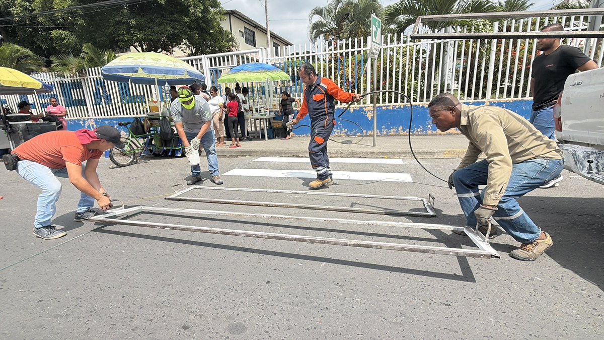EsmeVial_EP's tweet photo. 🚸 Continuamos ejecutando trabajos de señalización horizontal en los alrededores de la Unidad Educativa Fiscal Luis Vargas Torres, con el objetivo de fortalecer la seguridad vial y promover una circulación más ordenada para peatones y conductores.🤝 https://t.co/lBCg9G5edR