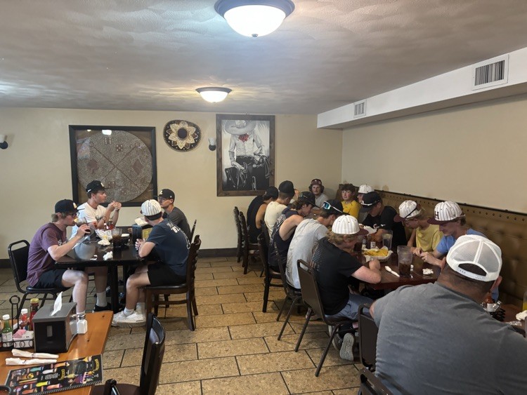 Ducks126's tweet photo. Huge shoutout to Havana Sports Boosters for providing lunch for 🦆 ⚾️ today before their Regional Championship tomorrow!  #GODUCKS #BUYIN https://t.co/jDywPfv1NZ