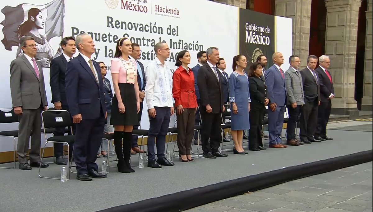 SENER_mx's tweet photo. 👉🏼 La secretaria de Energía, @LuzElena_GE, asistió a la Renovación del Paquete Contra la Inflación y la Carestía #PACIC, encabezada por la presidenta @Claudiashein. Este acuerdo reafirma el compromiso del @GobiernoMX y del sector privado para proteger la economía de las familias mexicanas 🧑‍🧑‍🧒‍🧒���🇽, especialmente de quienes más lo necesitan. 

Como parte de la estrategia contemplada en el Plan Nacional de Desarrollo y el #PlanMéxico, el #PACIC ha contribuido a contener la inflación y reducir sus efectos en alimentos 🌽, energéticos ⚡ y productos básicos, fortaleciendo la estabilidad y la confianza en la economía nacional. Este mecanismo de colaboración voluntaria 🫱🏻‍🫲🏽 demuestra que el diálogo y la coordinación entre gobierno, productores y comercializadores generan resultados para el bienestar de la población.