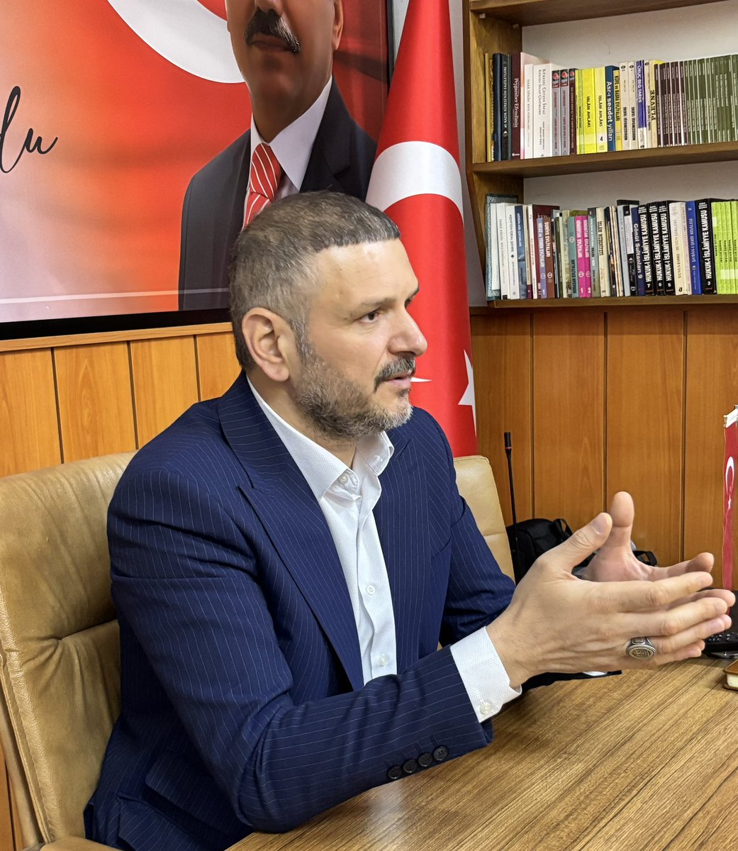 kursatmican's tweet photo. Yesevi Alperenler Derneği Genel Merkezimizde, ata yurdumuz Türkistan’dan gelen öz kardeşlerimizle bir araya geldik, kucaklaştık ve bayramın coşkusunu hep birlikte yaşadık. Sınırları aşan, mesafeleri hükümsüz kılan kardeşliğimizle, köklerimizin ne kadar derin ve sarsılmaz olduğunu bir kez daha tüm kalbimizle hissettik.
​Altaylar’dan Tuna’ya, Tanrı Dağları’ndan Anadolu’ya uzanan bu sarsılmaz bağ; sadece bir coğrafya kaderi değil, hürriyete ve mukaddesetımıza aşık ruhların ebedi sözleşmesidir. Unutmayalım ki; çelik paslanır, surlar yıkılır, dünya değişir; fakat Türk’ün medeniyet şuuru, bağımsızlık istenci ve Alperenlik ruhu asla diz çökmez!
​Bu kutlu değerler etrafında tek bir ufka bakan necip Türk milletinin bayramı bir kez daha kutlu olsun.