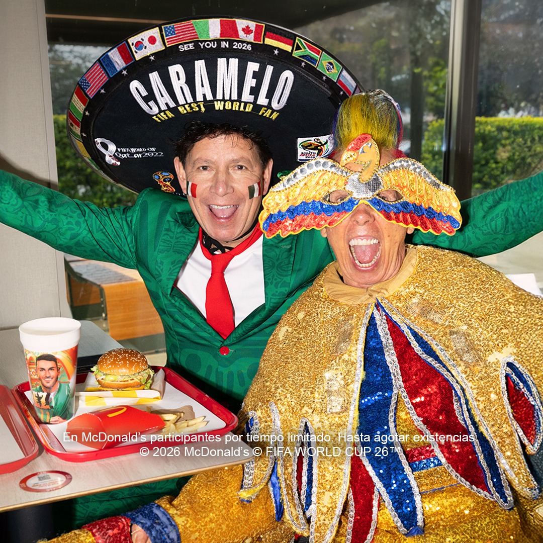 McDonalds's tweet photo. cuando te cruzas con dos famosos en McD’s