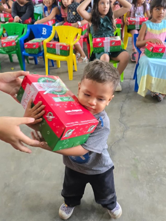 OCC_shoeboxes's tweet photo. A boy in El Salvador prayed for school supplies. 📚

At a shoebox outreach event, God answered that prayer through a gift-filled shoebox. ❤️

Thank you for helping local churches share the Gospel and remind children they are seen and loved by Jesus. 🙏 https://t.co/ynjzvPYoUc