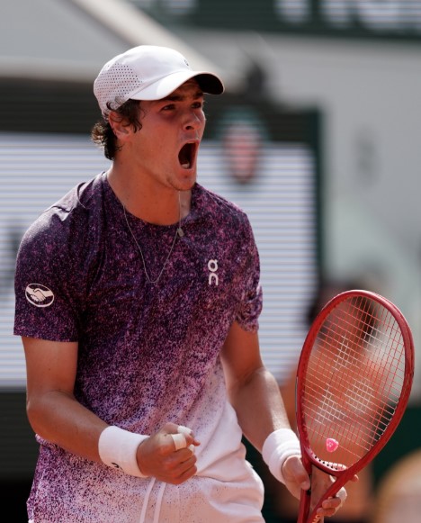 tennisview's tweet photo. JOÃO FONSECA VENCE O DJOKOVIC DE VIRADA! 

O brasileiro perdeu os 2 primeiros sets e venceu por 3x2, com 7/5 no 5º set! 

Incrível!

João está nas oitavas de Roland Garros!

📷 @rolandgarros https://t.co/fiL41Ttw5N