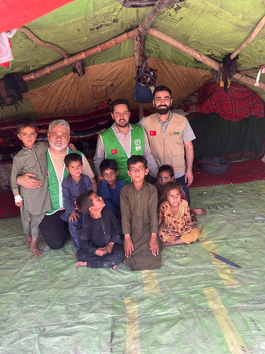 akif2934's tweet photo. Mazlum coğrafyalarda bayram;
bir çocuğun yüzündeki tebessüm,
bir yetimin başını okşayan merhamet,
bir mazlumun duasında saklıdır.
Rabbim ümmetin bayramını huzura, özgürlüğe ve kardeşliğe vesile eylesin. 🤲 https://t.co/JbEv037yLx