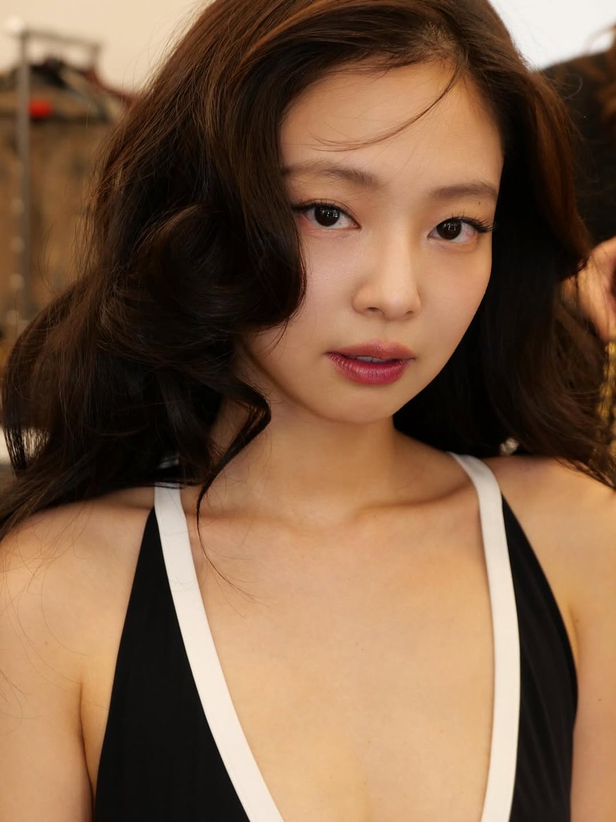 blinksunitedtwt's tweet photo. JENNIE human Chanel https://t.co/ZpbQ393wbm