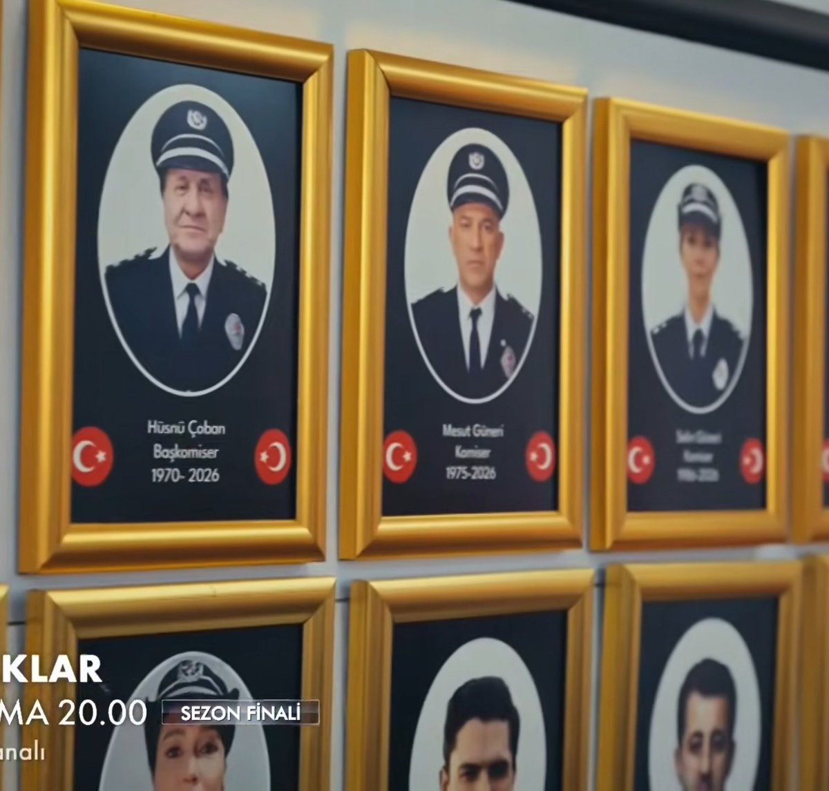 kalkinkazandik's tweet photo. Ekibin ilk 2 kıdemli komiseri olduğumuz için karı koca yan yana asılmışız 🥲

#SelMes #ArkaSokaklar https://t.co/E57G6tSKQ7