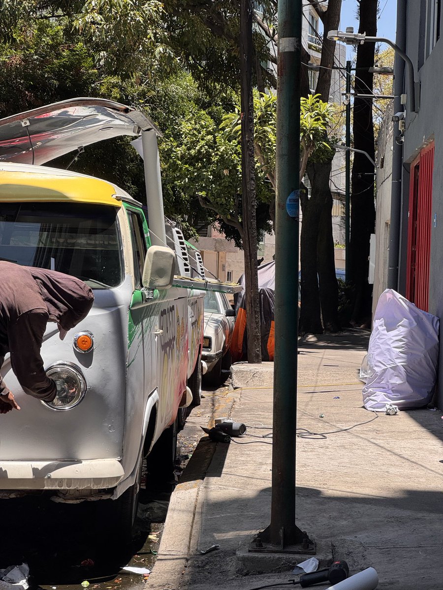 fabmogo's tweet photo. @OVIALCDMX @OVIALCDMX URGE su apoyo - en Enrique Rébsamen esquina con Viaducto, se ha convertido en un caos. Constantemente hay autos estacionados en doble fila (por ambos lados de las aceras) Es un riesgo caminar por la banqueta ya que hay objetos regados, extensiones, etc. https://t.co/SUopYgAOOb