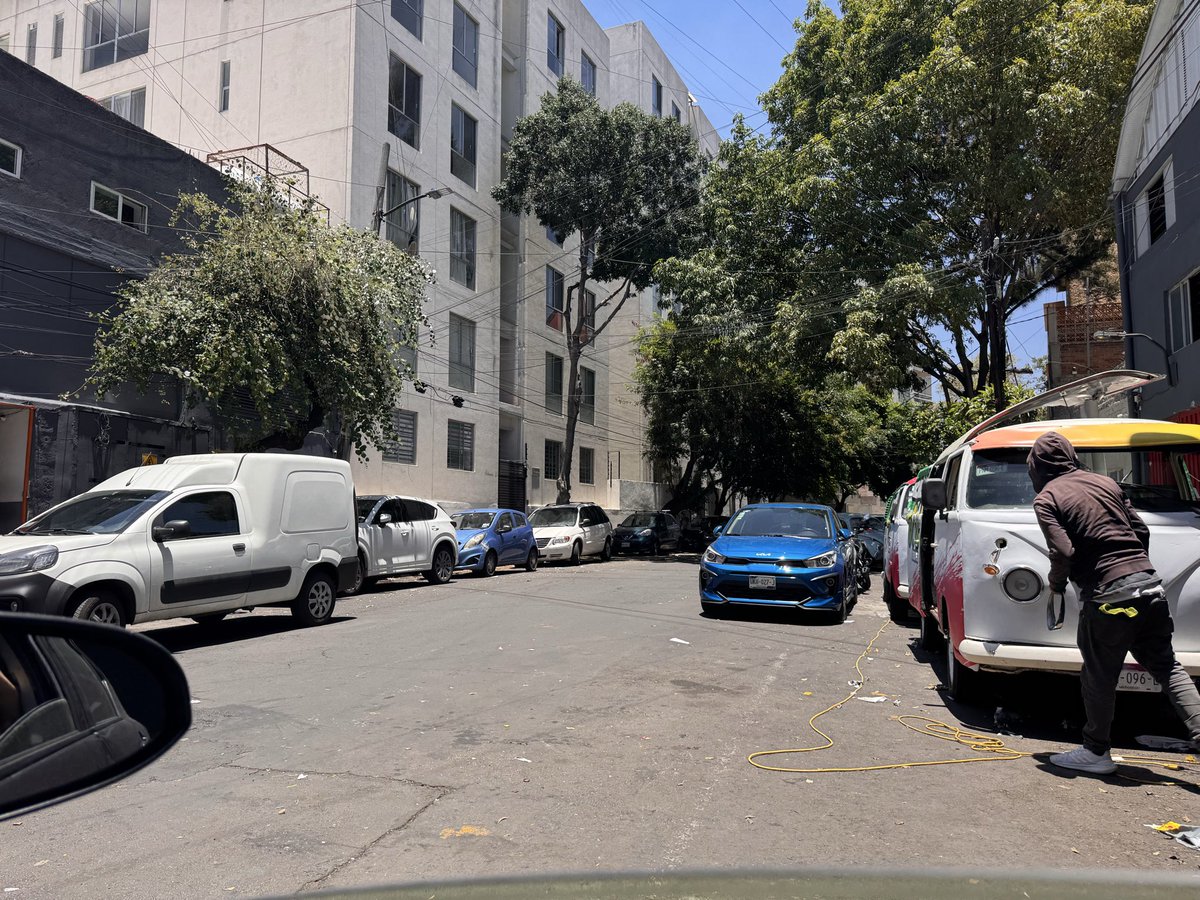 fabmogo's tweet photo. @OVIALCDMX @OVIALCDMX URGE su apoyo - en Enrique Rébsamen esquina con Viaducto, se ha convertido en un caos. Constantemente hay autos estacionados en doble fila (por ambos lados de las aceras) Es un riesgo caminar por la banqueta ya que hay objetos regados, extensiones, etc. https://t.co/SUopYgAOOb