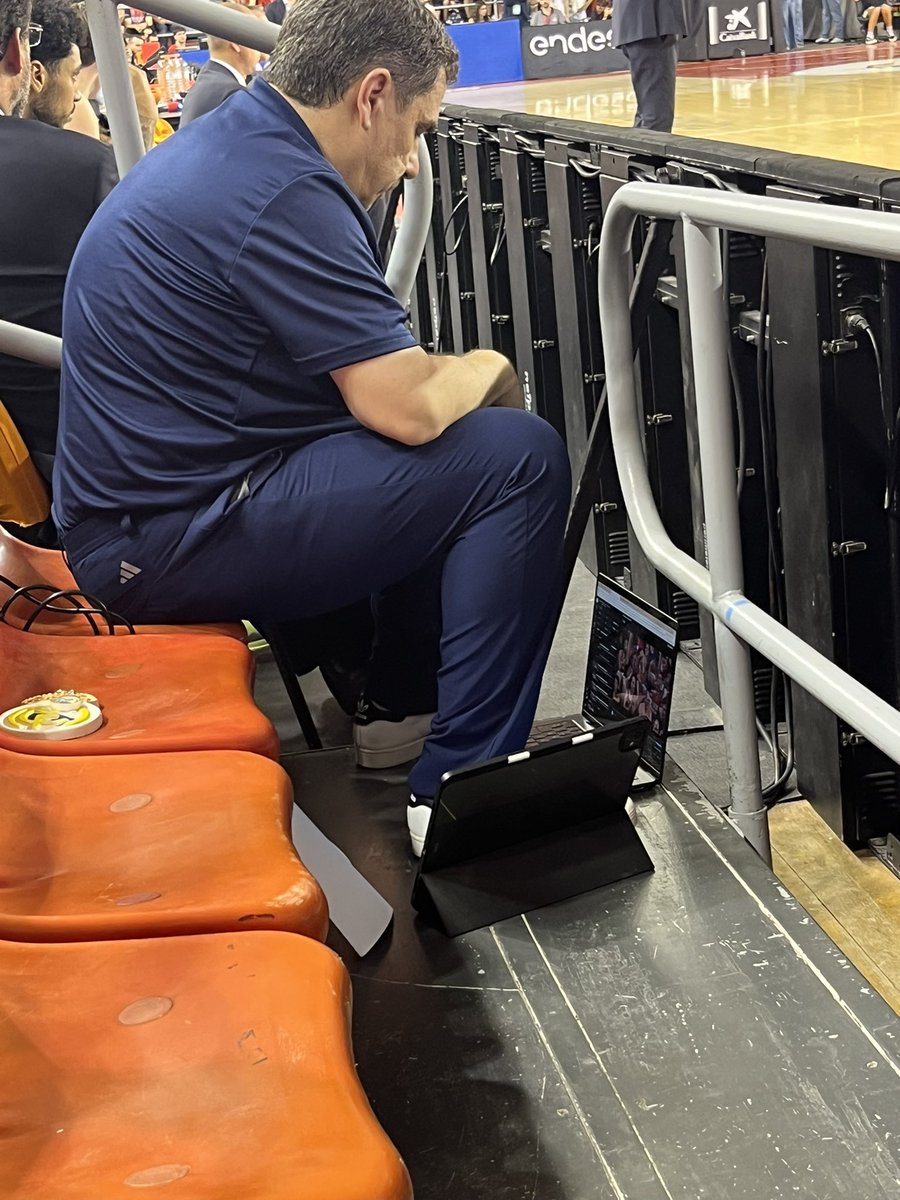 basketslander's tweet photo. ¿Esto es legal @ACBCOM ? 
Pd: el RM ha pedido todas las revisiones después de que este energúmeno sin ser parte del banquillo mirase las repeticiones,y las han perdido todos. https://t.co/BN7I85AP1G