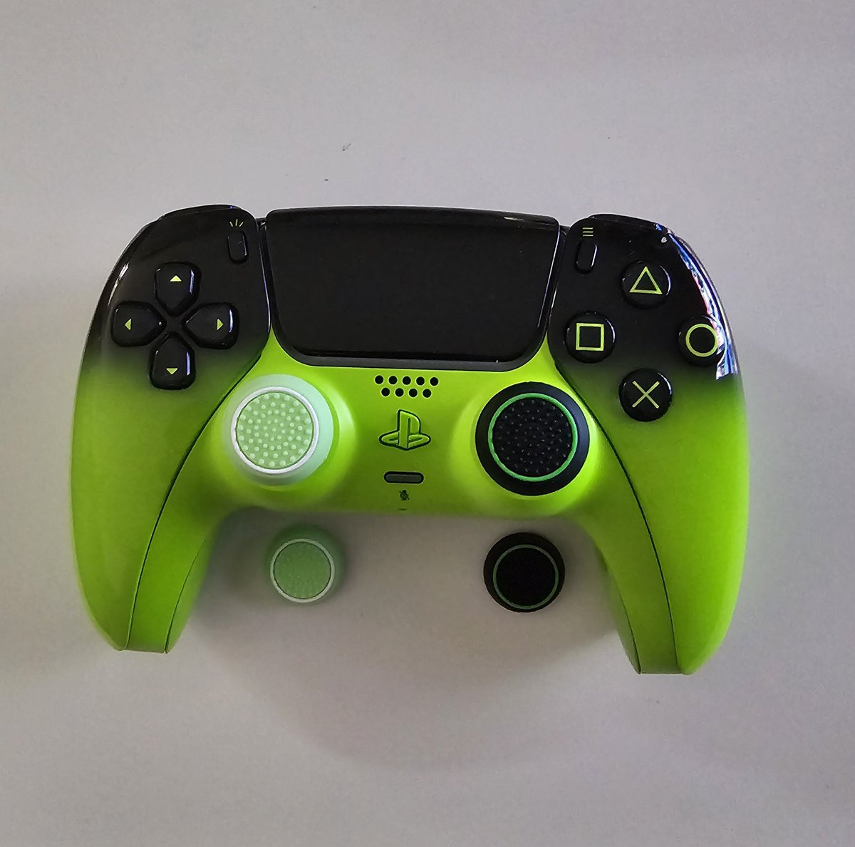 chat_adlane_man's tweet photo. Trop belle ma nouvelle #manette #ps5 la famille je met quel stickers celui de gauche ou de droite ? https://t.co/GMDfRGZwK3