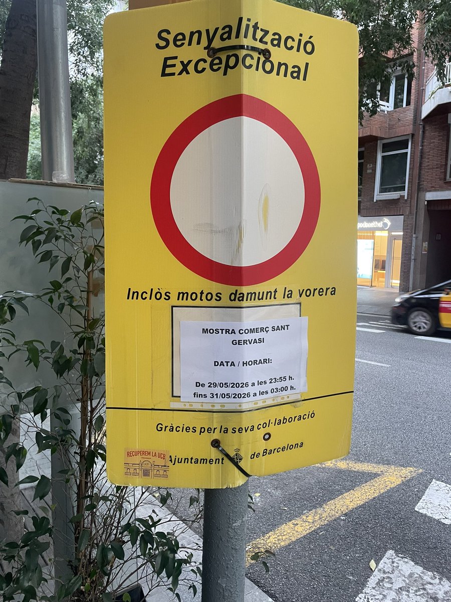 ferrangomez's tweet photo. Avui heu retirat més de 30 motos de carrer Muntaner, correctament aparcades, pel mercat de demà. La senyalització d'avís de retirada que adjunto no hi era fa 24 hores i la llei marca que heu d'avisar amb 10 dies d'antelació, sou uns lladres. @bcn_ajuntament @GUBBarcelona https://t.co/uOfpkH8GIb