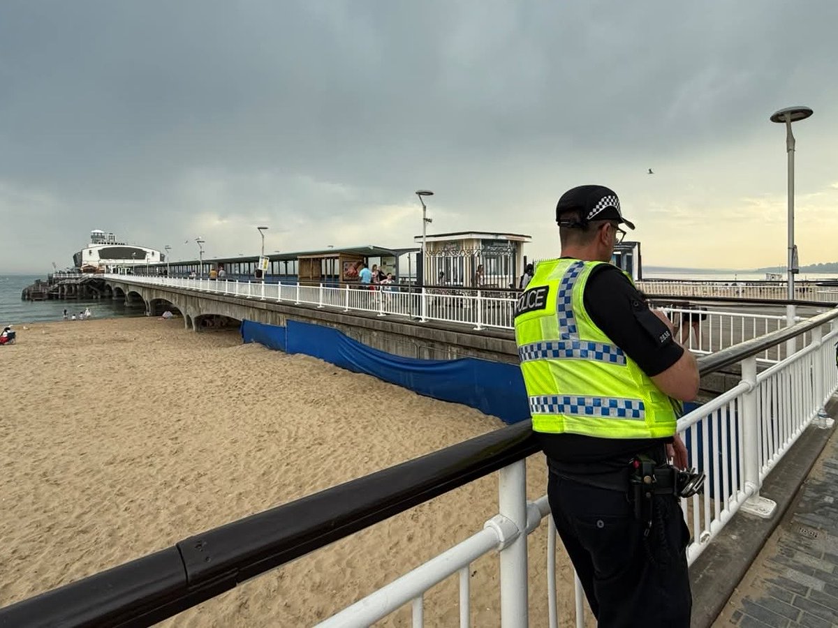 DorsetSpecials's tweet photo. Proactive foot patrol yesterday in Bournemouth as #SpecialConstable Adam. Returned lost student accommodation keys to the uni, spoke with occupant of a suspicious vehicle after public concerns, and assisted at a water incident alongside Coastguard, lifeguards & ambulance crews. https://t.co/YZlPvdJsKO