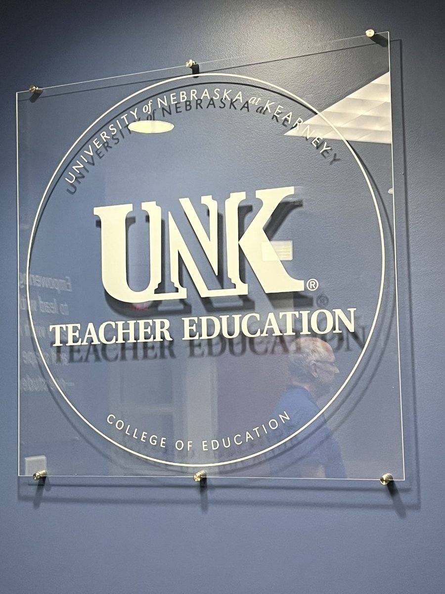 mengindeniz's tweet photo. Nebraska-Kearney Üniversitesi Eğitim Fakültesi’nde değerli meslektaşlarım Prof. Dr. Matthew Mims ve Doç. Dr. Ümüt Arslan ile bir araya gelerek eğitimde güncel gelişmeler, öğretmen yetiştirme süreçleri ve akademik iş birlikleri üzerine verimli görüşmeler gerçekleştirdik.

Ziyaret sırasında Eğitim Fakültesi bünyesinde yer alan Öğretmen Eğitimi, Psikolojik Danışmanlık, Okul Psikolojisi ve Aile Bilimleri ile Eğitim Yönetimi bölümlerinin, eğitimin farklı boyutlarını bütüncül bir yaklaşımla ele aldığına tanıklık ettim.

Eğitim fakülteleri yalnızca öğretmen yetiştiren kurumlar değil aynı zamanda eğitim liderlerini, danışmanları ve geleceğin eğitim politikalarına yön verecek insan kaynağını yetiştiren stratejik yapılardır. Bir ülkenin eğitim kalitesi ve toplumsal kalkınması, büyük ölçüde eğitim fakültelerinin niteliğiyle doğrudan ilişkilidir.

Nazik ev sahiplikleri ve değerli paylaşımları için kıymetli meslektaşlarıma teşekkür ediyorum.

@YildizEdu @UNKearney @dr_umutarslan 

#EğitimFakültesi #ÖğretmenEğitimi #Yükseköğretim #Akademikİşbirliği #UNK #EducationFaculty #TeacherEducation