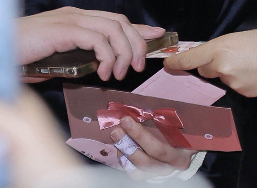 eeungscupcake's tweet photo. heeseung with the fan letters https://t.co/xLdWfI4IUB