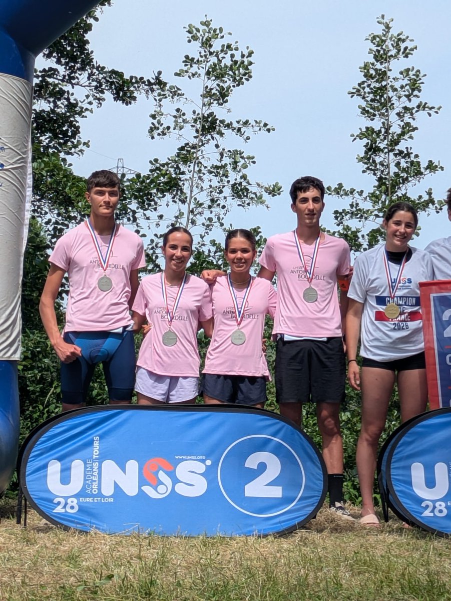 LyceeBourdelle's tweet photo. Sport à l honneur cette semaine au @LyceeBourdelle avec la médaille d argent des championnats we France unss en #triathlon.
🏃‍♀️combativité 
🚴‍♀️dépassement de soi
🏊mental.
Bravo à l équipe et aux enseignants ! https://t.co/0IyD2Zn3Oq