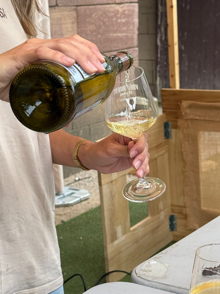 VADEVI's tweet photo. 🍷✨ Això ha començat!

𝗩𝗜𝗡𝗔̀𝗥𝗜𝗔𝗠𝗘𝗡𝗧 𝗕𝗔𝗥𝗖𝗘𝗟𝗢𝗡𝗔 ja omple el @pobleespanyol de vins guardonats als @premisvinari, tastos, maridatges, música i molt bon ambient. 😌🍇

Encara ets a temps de venir aquest cap de setmana. 👀

📍 29, 30 i 31 de maig
🎟 https://t.co/NsxHYcOm9f