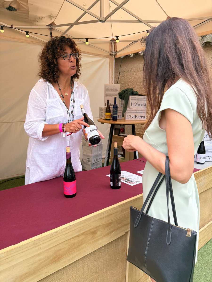 VADEVI's tweet photo. 🍷✨ Això ha començat!

𝗩𝗜𝗡𝗔̀𝗥𝗜𝗔𝗠𝗘𝗡𝗧 𝗕𝗔𝗥𝗖𝗘𝗟𝗢𝗡𝗔 ja omple el @pobleespanyol de vins guardonats als @premisvinari, tastos, maridatges, música i molt bon ambient. 😌🍇

Encara ets a temps de venir aquest cap de setmana. 👀

📍 29, 30 i 31 de maig
🎟 https://t.co/NsxHYcOm9f