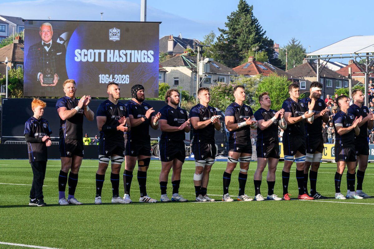 MarkPalmerST's tweet photo. Touching moment pre-match at Scotstoun as players from both teams and a full house pay tribute to the late, great Scott Hastings @CraigWatsonpix https://t.co/Wn79PUMnLI
