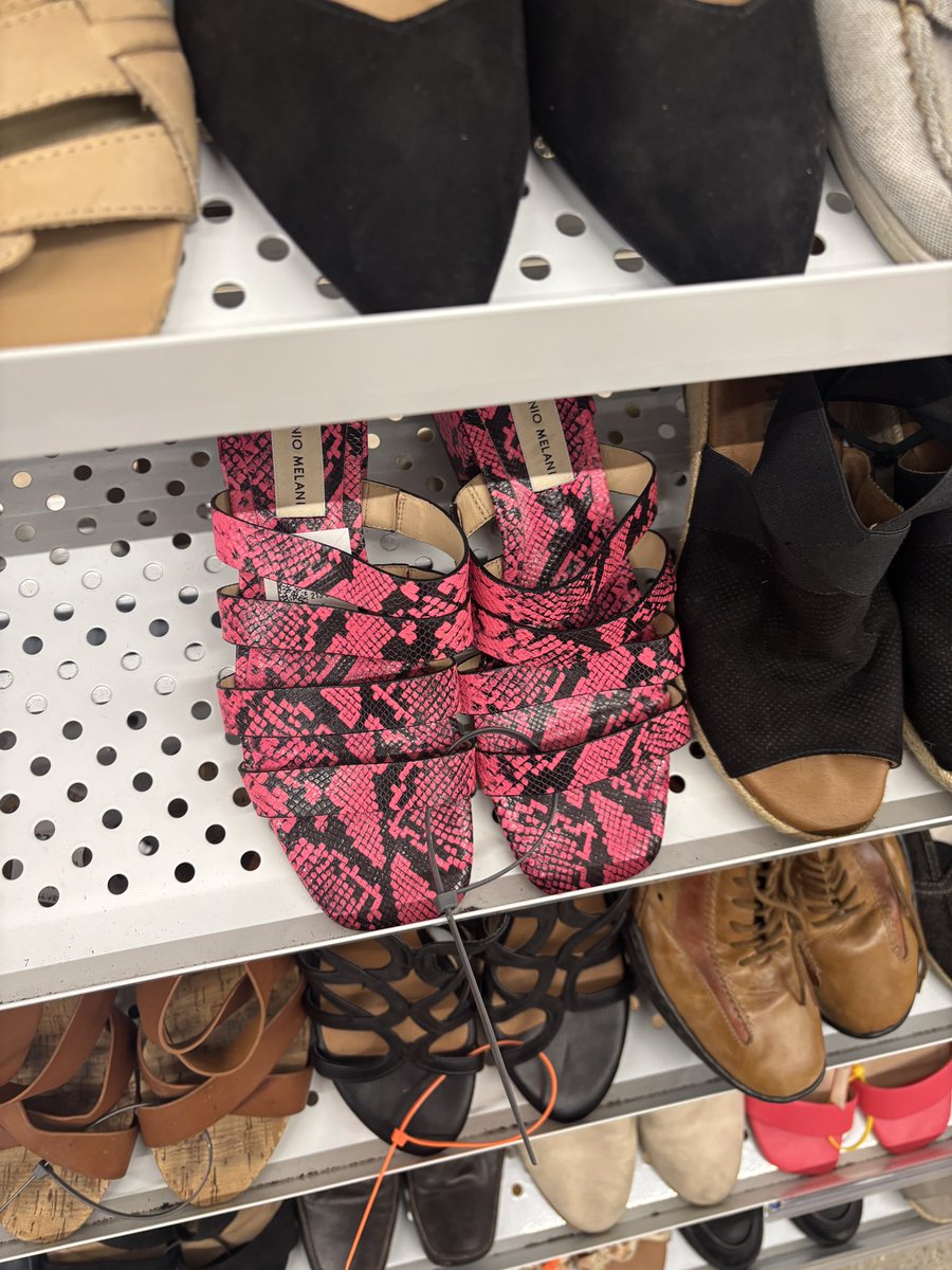 peoonu's tweet photo. Goromi ass shoes https://t.co/27IPstKJfQ