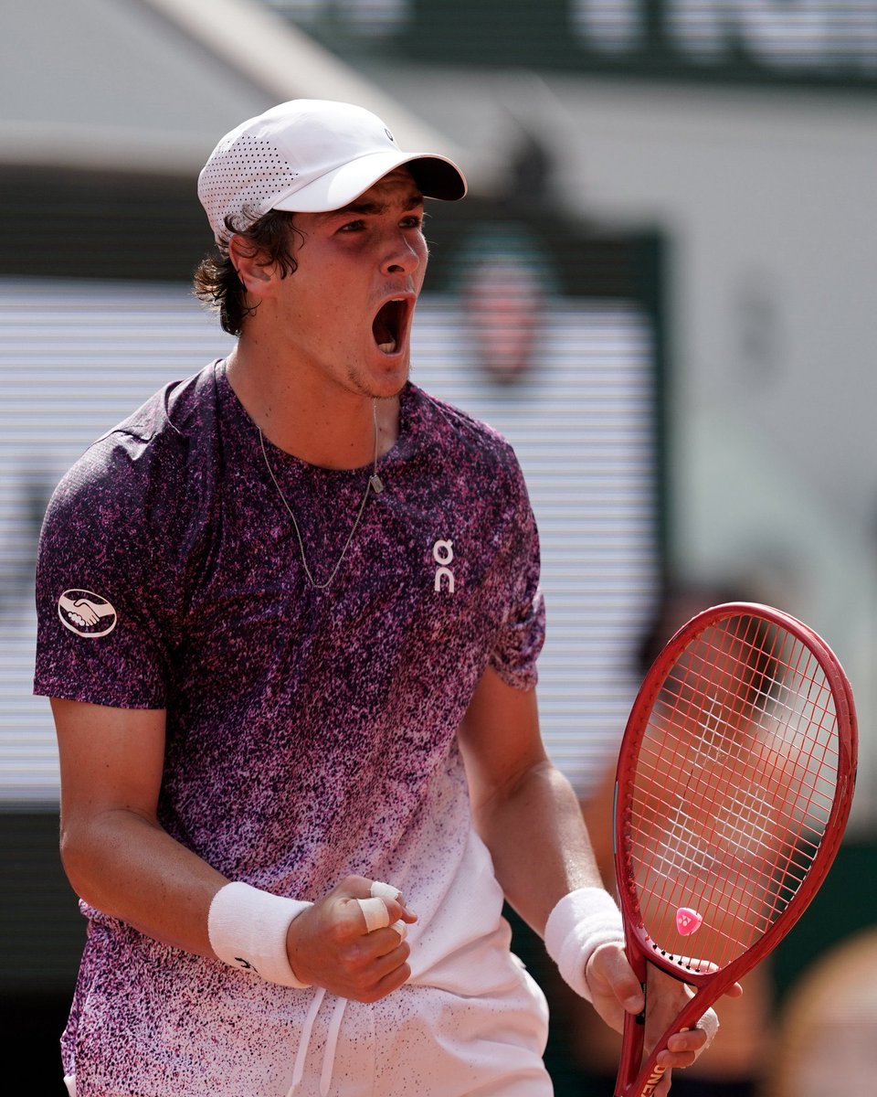 PedroBasla's tweet photo. Solo en la era de la inmediatez algunos cráneos podían opinar que este FENÓMENO está inflado. Fonseca le dio a Nole de su propia medicina: triunfo histórico en Roland Garros. 
El 25 deberá esperar…. ¿Llegará? https://t.co/Y5Si9aeWMd