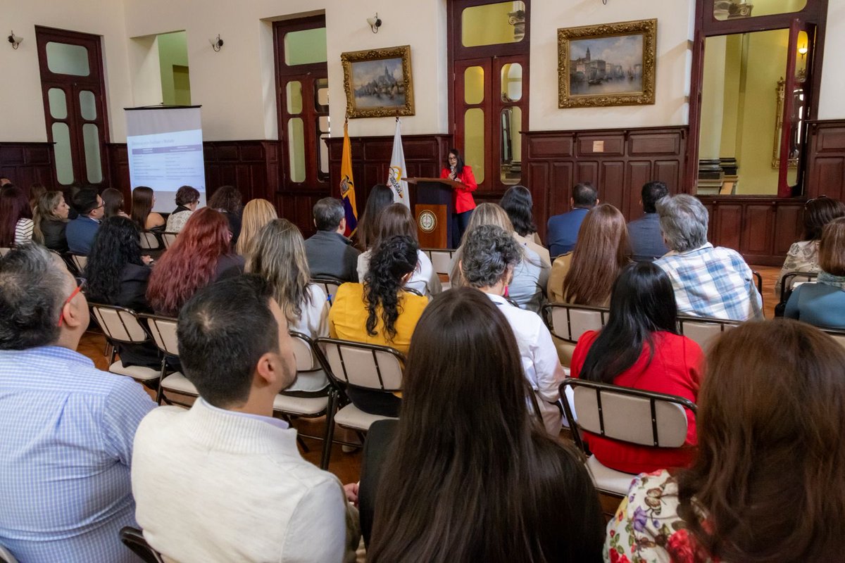 MediacionCJ's tweet photo. 📚👩🏻‍💻 | #MediaciónEnCapacitación

¡Más de 90 mediadores 🙋🏻‍♂️🙋‍♀️ de todo el país se reúnen para fortalecer la mediación penal!

La directora del Centro Nacional de Mediación, Daniela Caicedo, inauguró esta importante iniciativa académica que reunió a expertos nacionales e internacionales para compartir conocimientos, experiencias y buenas prácticas.

La jornada contó con la participación de la vocal del @CJudicaturaEc, Magaly Ruiz Cajas, quien además intervino como ponente, aportando su experiencia y visión sobre la mediación en materia penal. Autoridades institucionales también acompañaron este espacio de actualización profesional orientado a fortalecer la calidad del servicio de mediación y consolidar una atención cada vez más especializada a escala nacional.

#MediarEsGanar