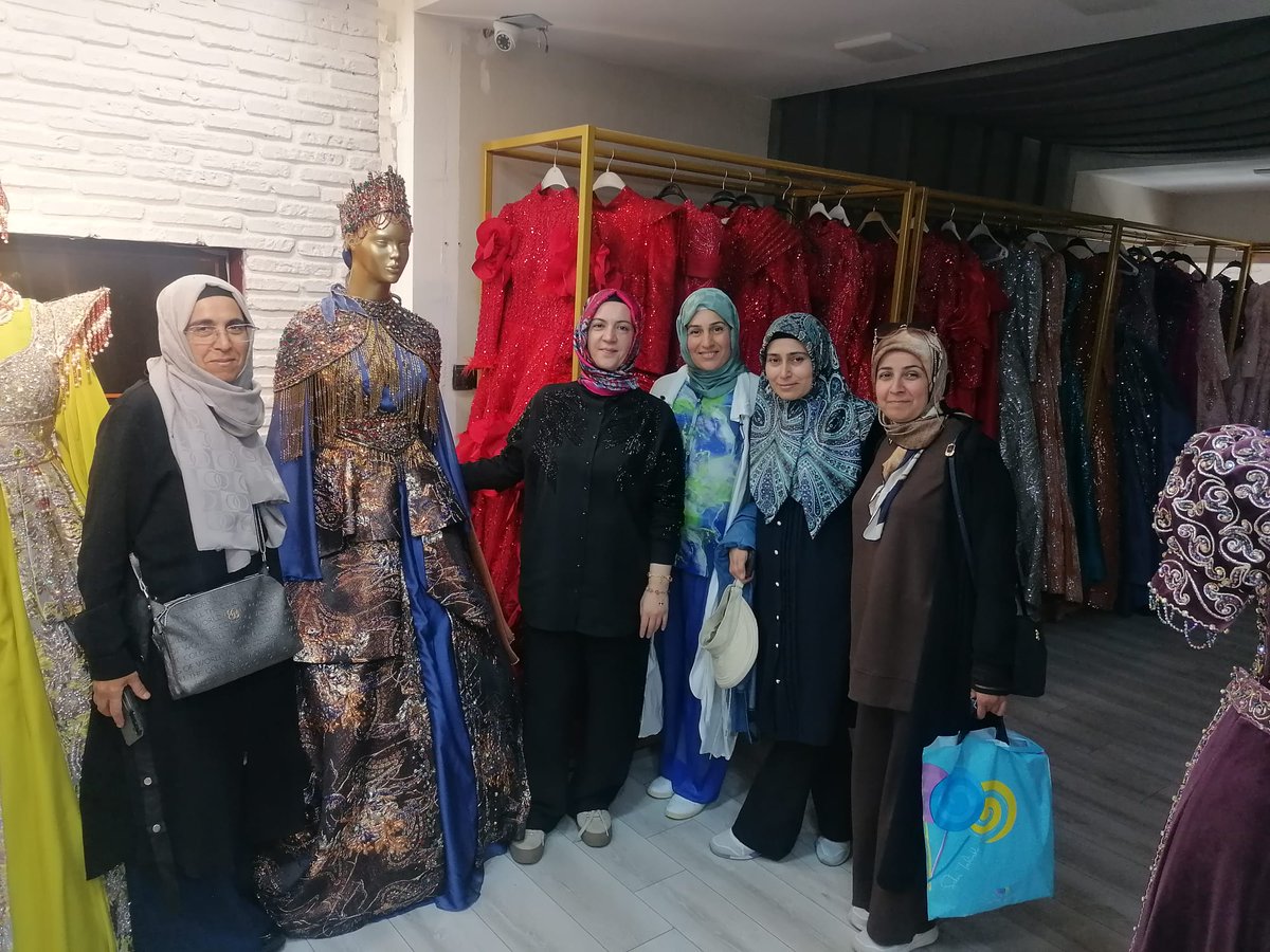 OsbMyo's tweet photo. Yüksekokulumuz Giyim Üretim Teknolojisi Programı 1. sınıf öğrencileriyle Mis Yağmur Gelinlik firmasına teknik gezi düzenlenmiştir. Katkılarından dolayı firma yetkililerine teşekkür ederiz. https://t.co/6AGraZMztr