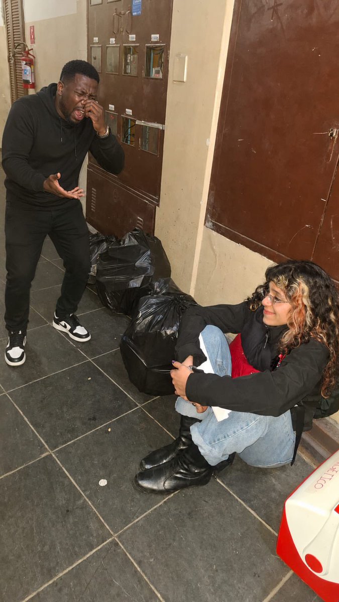 robs_pierre_'s tweet photo. AD é flagrada pelo kevin hart ao lado do lixo no fim do set https://t.co/n2HX4bK0ww