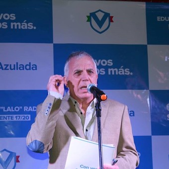 hablemosdevelez's tweet photo. Nadie se los va contar por qué les chupa un huevo . Pero @LaloRado2021 el cual siempre fue educado y respetuoso . Fue quien acercó el sponsor @saphirus sin ningún interés personal y por el bien del club . Ya que está pagando una suma importantísima que ninguna marca ofreció https://t.co/3mbDRMnpXe