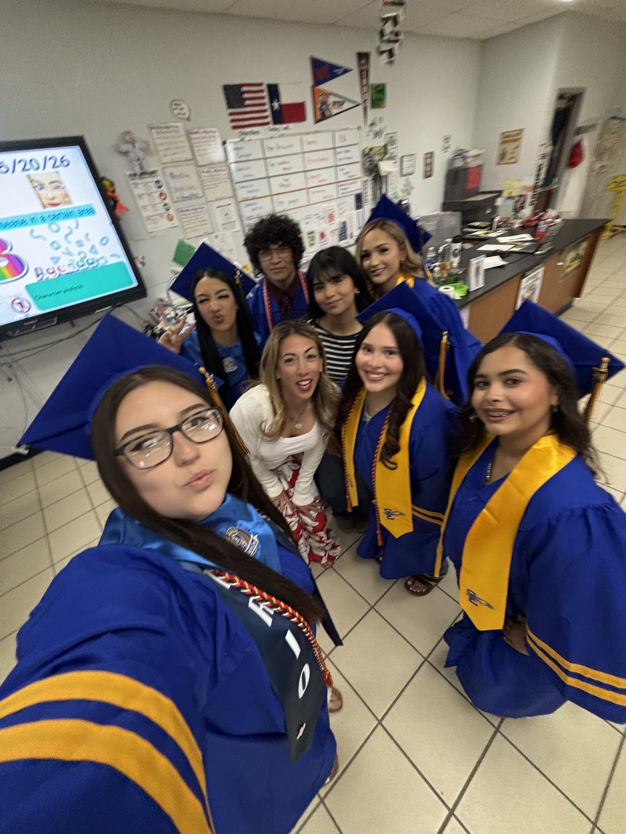 aluna0707's tweet photo. Biomed Class of 2026 🧬🥼🧪Class dismissed!!! 🎓🧑🎓👩🎓#drlunasclass #ClassOf2026 #SEHStheBest #SanEliManoAMano #CTEworks #CTEworked 😜 https://t.co/cnWNGxWPjw