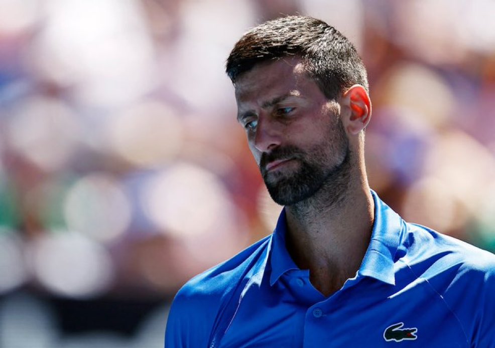 MarkoLoptacki's tweet photo. Sada i zvanično - KRAJ! 😢

Novak Djoković je do današnjeg meča imao skor 209-1 kada je vodio sa 2:0 u setovima. Sada je 209-2. 

Težak poraz. Mentalno pre svega. Sve se otvorilo na najbolji mogući način. Karlitos odsutan zbog povrede. Siner šokantno ispao. Ali izgleda da niko ne može protiv majke prirode, pa čak ni najveći sportista u istoriji. 

Boli mnogo, neću vas lagati. I dok sam prošle godine, pa čak i nakon Australian Opena mislio da ipak može nekako, ovo je znam da Novak nažalost više ne može. 

Šteta velika što neće uzeti taj broj 25, što ćemo do kraja života morati da gledamo zapadne medije kako stavljaju Margaret Kort na isto mesto, ali šta da se radi. Ima najviše Slemova, mastersa, ima Dejvis kup i osvojena je to zlato 2024. na Olimpijskim igrama! Dovoljno!

Bitno je videti šta Novak sad želi. Da li će gurati do tog Los Andjelesa 2028? Da li uživa u tenisu? Da li želi da zaradi još malo novca kroz turnire, sponzore, biznise? 

Na njemu je. Šta on kaže, mi moramo da podržimo. Jedino što sigurno ne bih voleo da vidim je naprasno donošenje odluke o povlačenju. GOAT zaslužuje neki vid ‘oproštajne’ ATP ture gde će ga publika širom sveta pozdraviti, slaviti i ispratiti u najzauženiju moguću penziju.

Ali ipak, gledamo se na Vimbldonu idolo @DjokerNole 🫡