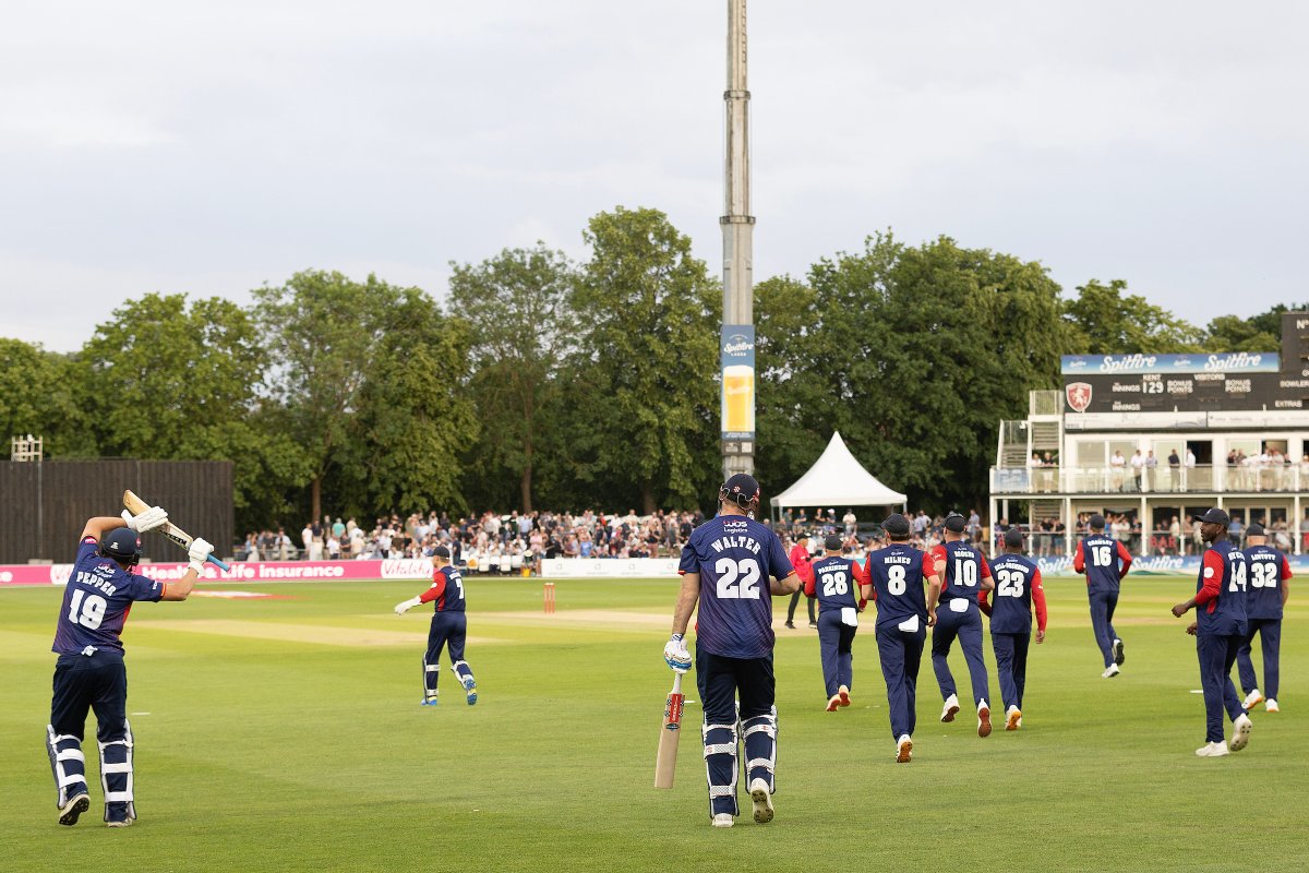 EssexCricket's tweet photo. The chase is on! 👁️

#KENvESS MatchZone ➡️ https://t.co/sSlTYoP63E

Essex 6-0 (1 over) requiring 124 runs to win.
🦅 #EaglesRise https://t.co/vuA2Da6OSZ