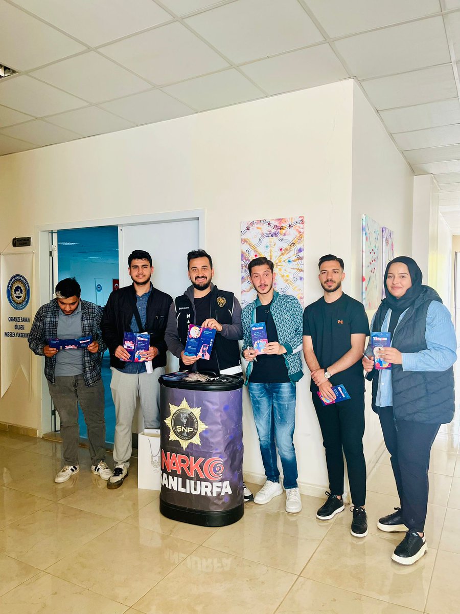 OsbMyo's tweet photo. Yüksekokulumuz ve Şanlıurfa Emniyet Müdürlüğü işbirliği ile “Sağlıklı bir toplum gençliğin eseri olacak” sloganıyla NARKO Gençlik söyleşisi gerçekleştirilmiştir. Etkinliğe katkılarından dolayı Polis Memurları Sn. Şeyma İZ ve Sn. Mustafa DAVUT’ a teşekkür ederiz. https://t.co/LWVnbVAlJb