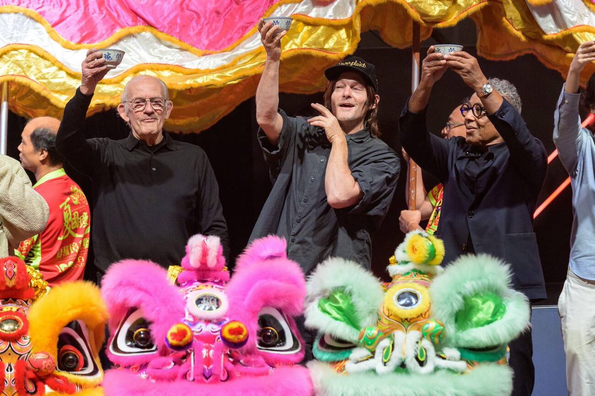 reedusnetwork's tweet photo. Norman Reedus onstage with Christopher Lloyd and Giancarlo Esposito during the opening ceremony at Hong Kong Comic Con on May 29th.

#normanreedus #ノーマンリーダス #诺曼瑞杜斯 https://t.co/jCfafYCKKA
