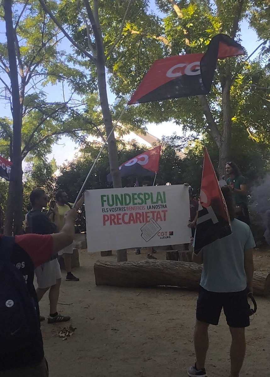 Batzac_JL's tweet photo. Amb @CGTlleure al piquet a la seu de Fundesplai, una de les patronals del Lleure ✊

El lleure diu prou! Els vostres beneficis, la nostra precarietat!🔥

S’ha aconseguit una reunió pel 4 de juny. Endavant amb la lluita! Solidaritat amb les treballadores de Fundesplai❤️‍🔥 https://t.co/DO9HzLkyBG