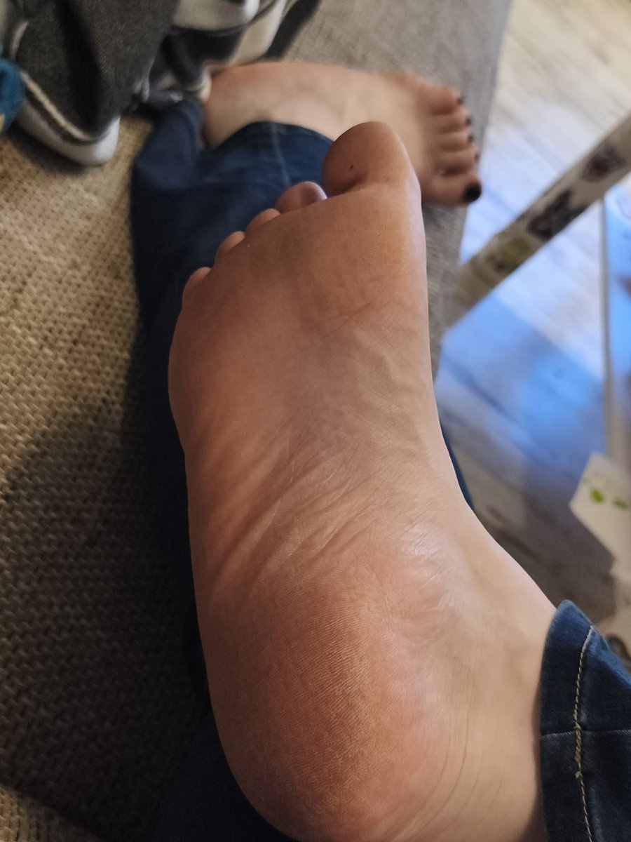 MissAmy2026's tweet photo. Sommer, Sonne Barfuß laufen ... Schöne dreckige Füße... https://t.co/SizlVJjCG5
