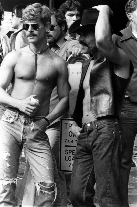 RT by @mikenov: RT by @mikenov: Se chamavam "castro clones" o equivalente ao "gay padrão" dos anos 70 e 80, tradicionalmente essa associação de bigode +cabelo social e roupa de couro ficou mau vista após os anos 90, não era incomum em outras cidades fora de San francisco.