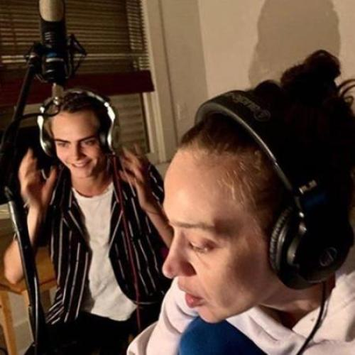 portalcaradbr's tweet photo. “Estávamos anotando coisas em post-its e enviando uma para a outra, o que é engraçado, porque poderíamos simplesmente ter enviado essas letras por mensagem de texto." - Cara Delevingne sobre Fiona Apple, para a Roling Stones. https://t.co/HX2su7xfEY