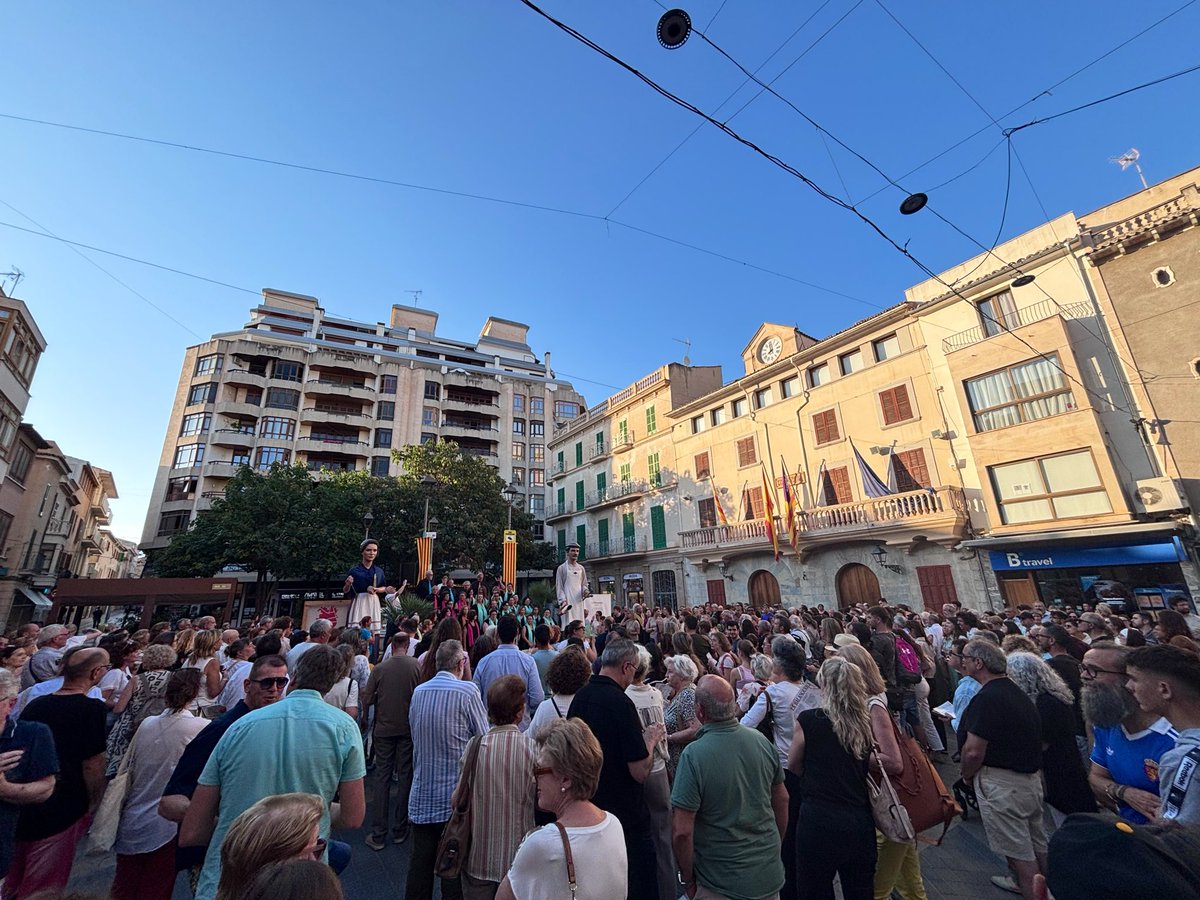 SocialistesInca's tweet photo. 🎶El cant de la Balanguera ens uneix i ens recorda qui som com a poble. 

❤️Avui els inquers i les inqueres hem viscut la commemoració del centenari de La Balanguera amb emoció i una gran participació. 

🙌🏼Per molts anys més teixint memòria i identitat col.lectiva. #OrgullInquer https://t.co/Ijhof8IpFd