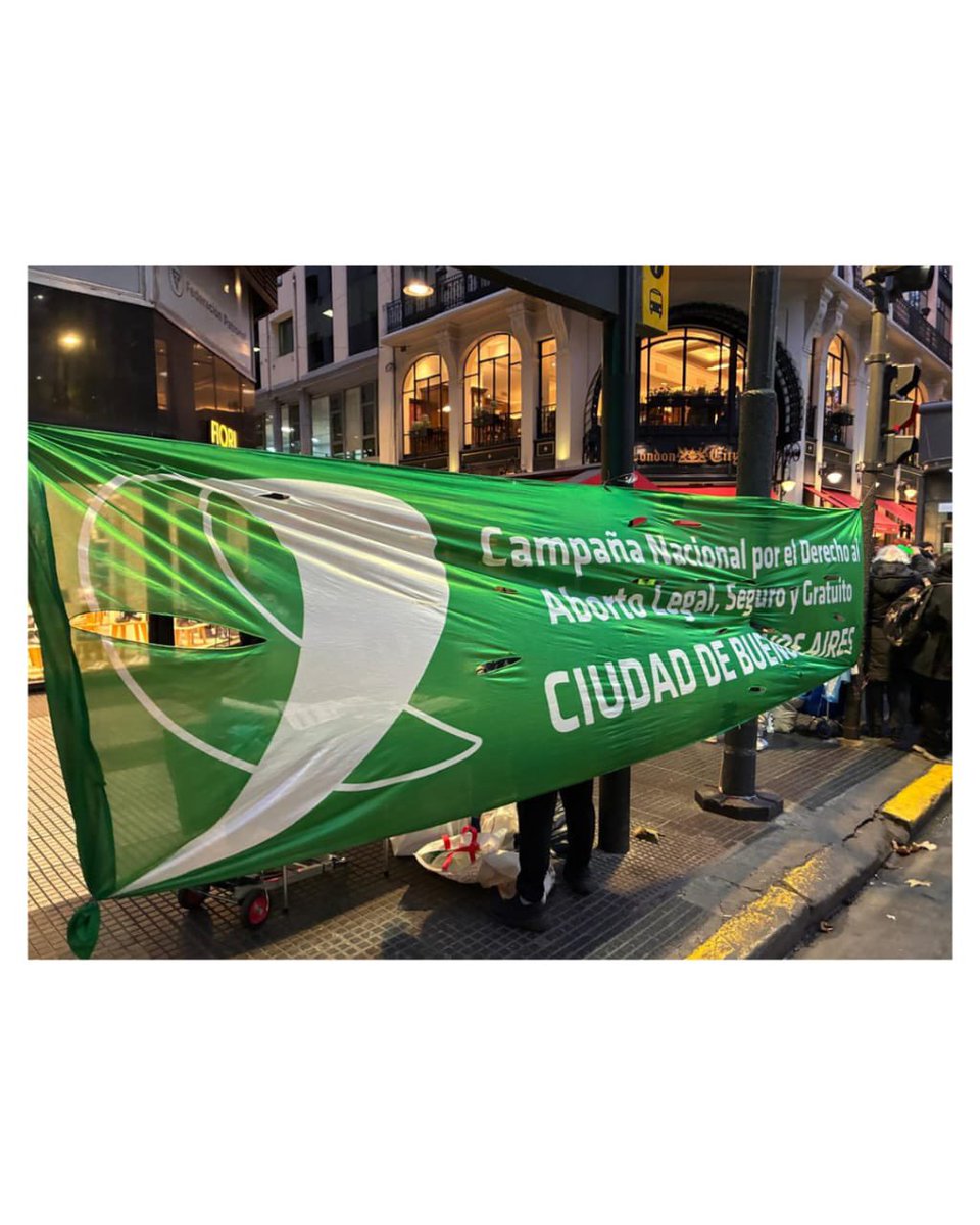 CampAbortoCABA's tweet photo. Ayer, en el marco del 28 de mayo, Día Internacional de Acción por la Salud de las Mujeres, salimos a las calles en CABA para defender el derecho a decidir y exigir políticas públicas que garanticen una salud integral para todas. https://t.co/syfJ9omlzo