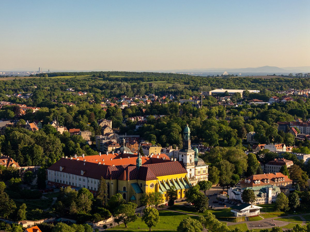 skoryart's tweet photo. Dziś wszystkie wczorajsze miejsca skumulowane na jednym zdjęciu - dało się 🙂
Trzebnicka Bazylika Św. Jadwigi
Wrocław z wyraźnie widocznymi SkyTower, Mostem Rędzińskim i stadionem
Ślęża
Góry Sowie
Śnieżnik https://t.co/OtnoihG7Rl