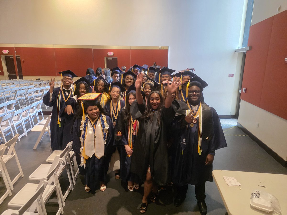 L612S's tweet photo. Graduation time...... https://t.co/I2mxakgSlt