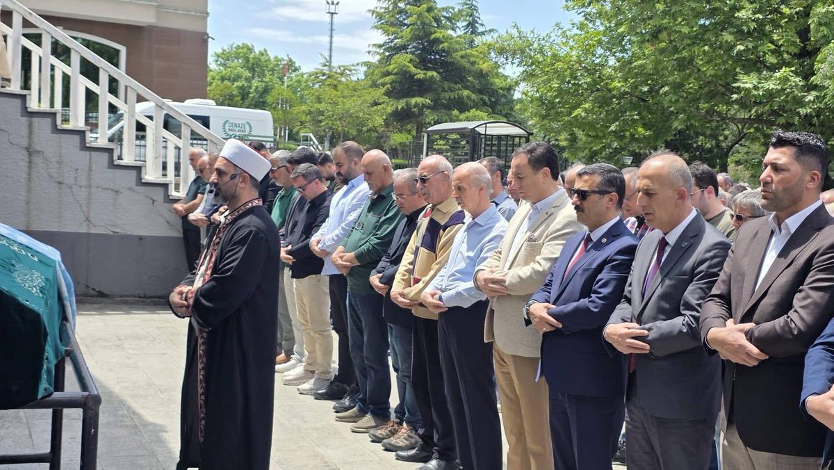 IMSIAD's tweet photo. İMSİAD Başkanımız sayın Şeref Demir, İMSİAD Genel Sekreteri sayın Faruk Özcan’ın kıymetli Babası Kamil Özcan’ın cenaze törenine katıldı. 
Merhuma Cenab-ı Haktan rahmet, başta sayın Faruk Özcan olmak üzere ailesine, yakınlarına ve sevenlerine başsağlığı ve sabırlar diliyoruz. https://t.co/agPDPsjiOG