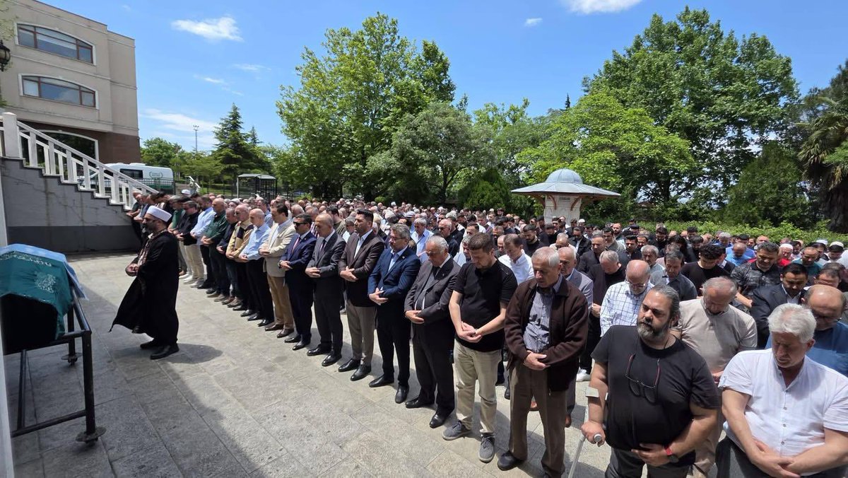 IMSIAD's tweet photo. İMSİAD Başkanımız sayın Şeref Demir, İMSİAD Genel Sekreteri sayın Faruk Özcan’ın kıymetli Babası Kamil Özcan’ın cenaze törenine katıldı. 
Merhuma Cenab-ı Haktan rahmet, başta sayın Faruk Özcan olmak üzere ailesine, yakınlarına ve sevenlerine başsağlığı ve sabırlar diliyoruz. https://t.co/agPDPsjiOG