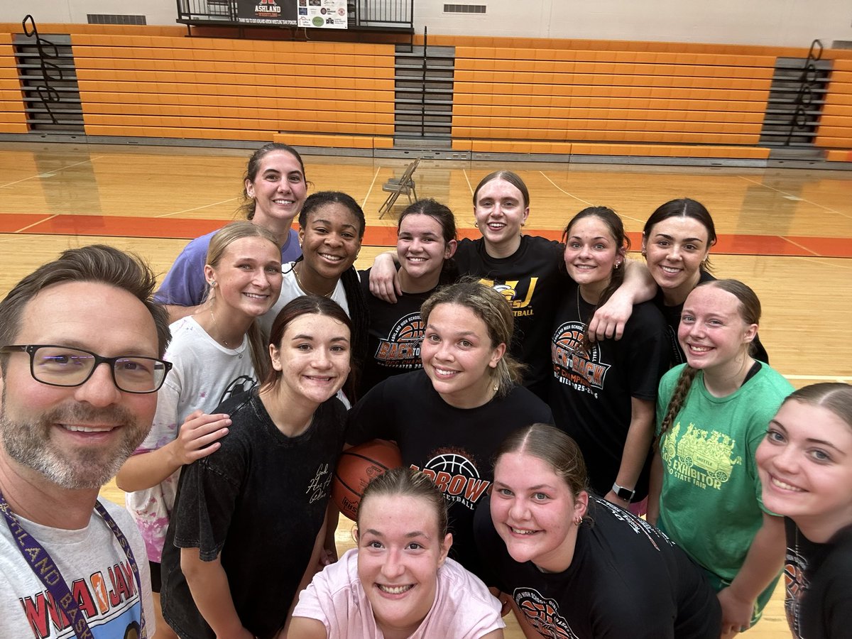 BeTransformedB1's tweet photo. Spent 13 years in Ashland, to say it has a special place in our hearts is an understatement.  Had a blast being back running camps for local HS’s, leading youth training camps, &amp; seeing old friends! 💜 🧡 🏀 https://t.co/amomUSSXqw