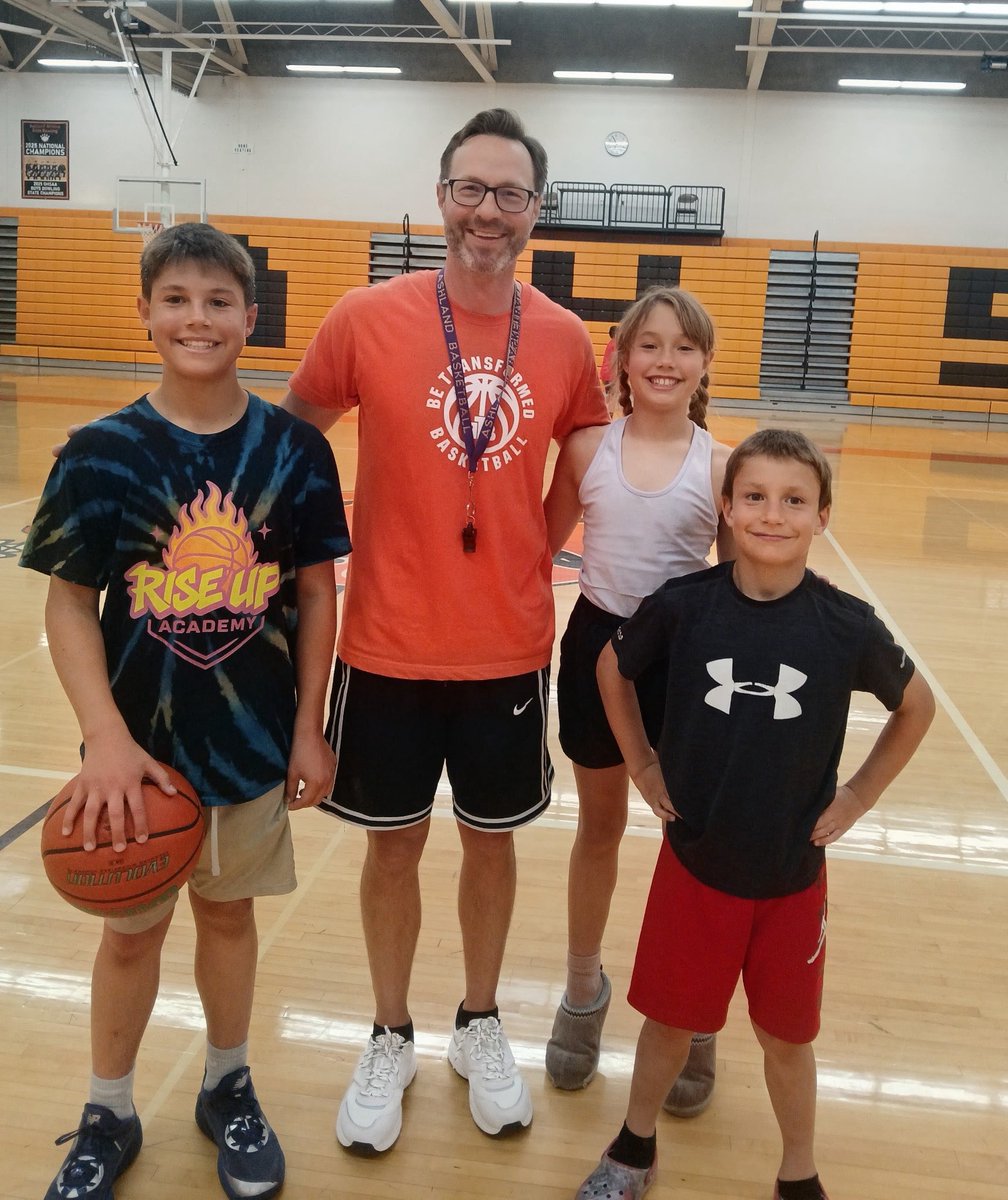 BeTransformedB1's tweet photo. Spent 13 years in Ashland, to say it has a special place in our hearts is an understatement.  Had a blast being back running camps for local HS’s, leading youth training camps, &amp; seeing old friends! 💜 🧡 🏀 https://t.co/amomUSSXqw
