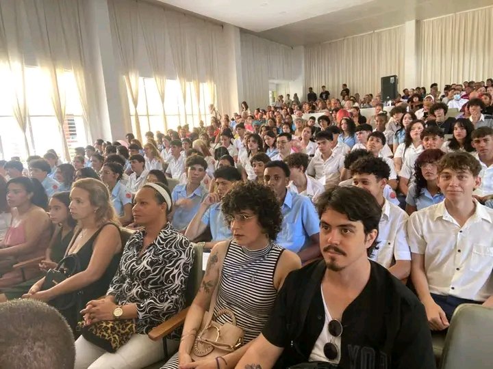 YuniaPrez's tweet photo. El IPVCE "José Martí Pérez" de #Holguín realizó su acto de graduación número 49, un acto cargado de muchas emociones y compromiso. Muchas felicidades!!
#CubaEstáFirme 
#HolguínSí https://t.co/gGxNtC9EKL